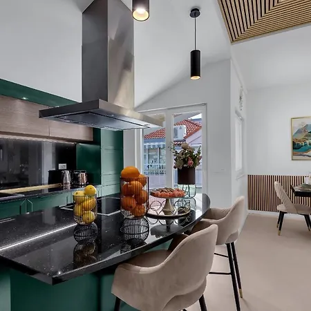 The Goldenhour Макарська